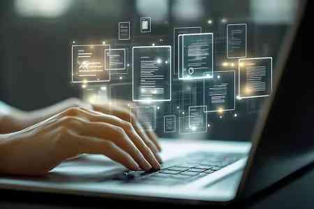 Finger tippen auf Laptoptastatur